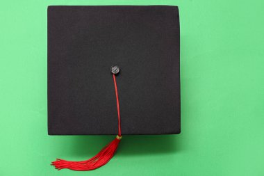 Yeşil arka planda mezuniyet şapkası