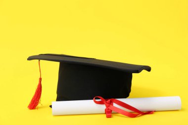 Havan tahtası ve sarı arka planda diploma
