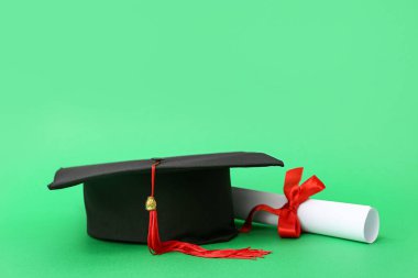 Yeşil arka planda havan ve diploma