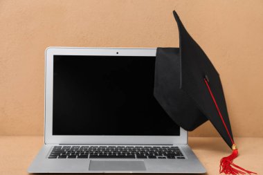 Kahverengi arka planda havan topu ve modern laptop