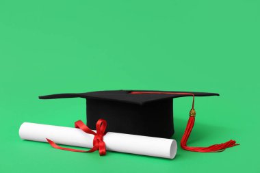 Yeşil arka planda havan ve diploma