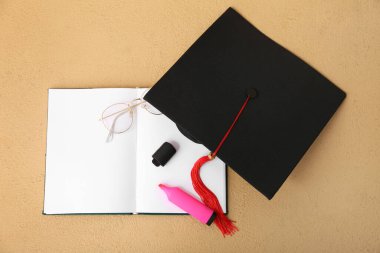 Kahverengi arka planda defter, işaret ve gözlüklü havan topu tahtası