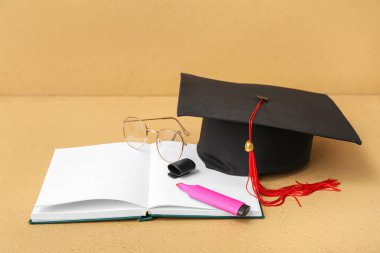 Kahverengi arka planda defter, işaret ve gözlüklü havan topu tahtası