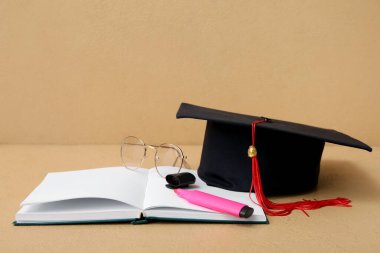 Kahverengi arka planda defter, işaret ve gözlüklü havan topu tahtası