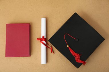 Kahverengi arka plan diploması ve kitabı olan havan topu tahtası.