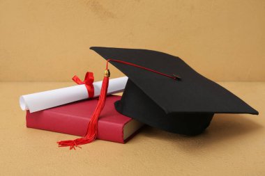 Kahverengi arka plan diploması ve kitabı olan havan topu tahtası.