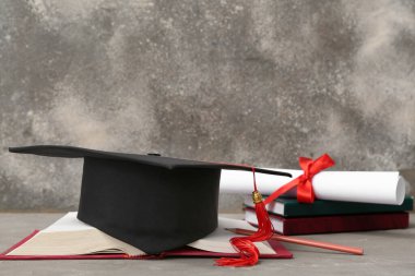 Diplomalı havan topu tahtası ve gri arkaplan üzerine not defterleri