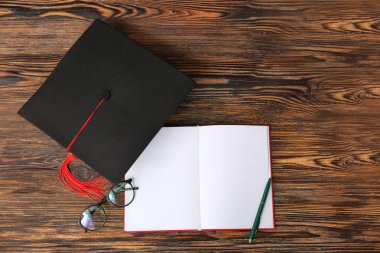 Tahta zemin üzerinde defter ve gözlük olan havan topu tahtası.