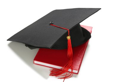 Havan tahtası ve beyaz arkaplan üzerine kitap