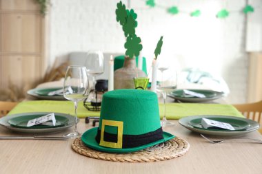 Aziz Patrick Günü kutlamaları için cüce şapkası ve süslemeleriyle servis edilen şenlik masası.