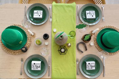 Aziz Patrick Günü kutlamaları için cüce şapkası ve süslemeleriyle servis edilen şenlik masası.