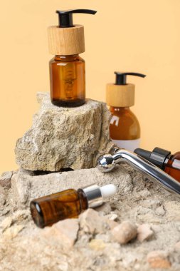 Renkli arka planda kozmetik ürünler ve taşlar içeren kompozisyon