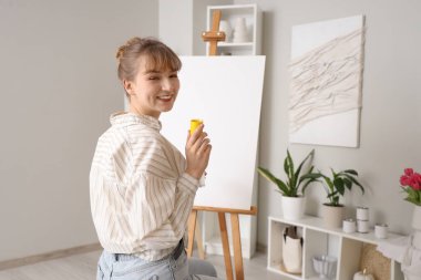 Atölyede resim kadın sanatçı