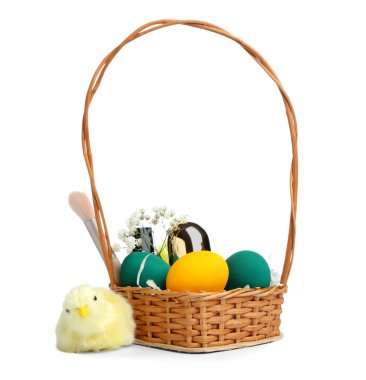 Süslü kozmetik sepetleri, Paskalya yumurtaları ve beyaz arka planda izole edilmiş yavru tavuklar.