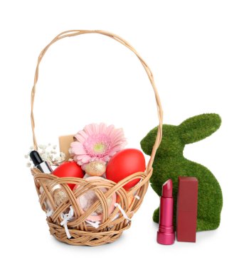 Dekoratif kozmetik ürünleri, Paskalya yumurtaları ve beyaz arka planda izole edilmiş tavşan sepetleri.