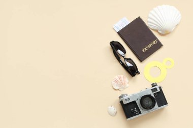 Pasaportlu, güneş gözlüklü, fotoğraf makineli ve deniz kabuklu kompozisyon. Uluslararası Kadınlar Günü