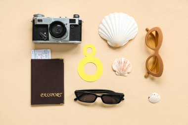 Pasaportlu, güneş gözlüklü, fotoğraf makineli ve deniz kabuklu kompozisyon. Uluslararası Kadınlar Günü
