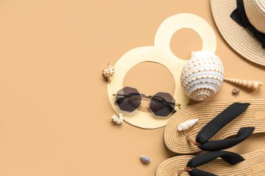 Kağıt figür 8 ile kompozisyon, şık plaj aksesuarları ve renkli deniz kabukları. Uluslararası Kadınlar Günü