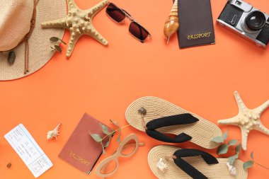 Renkli arka planda şık plaj aksesuarları, pasaport ve fotoğraf makinesi olan kompozisyon. Uluslararası Kadınlar Günü