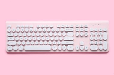Pembe arka planda modern bilgisayar klavyesi