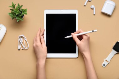 Renk arkaplanı üzerinde modern tablet bilgisayar kullanan kadın, yakın plan