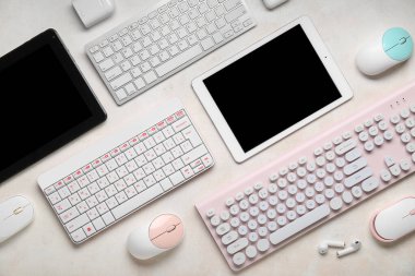 Işık arkaplan üzerinde modern aygıtlara sahip kompozisyon