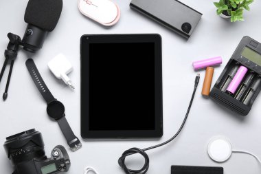 Gri arkaplanda farklı modern aygıtlara sahip kompozisyon