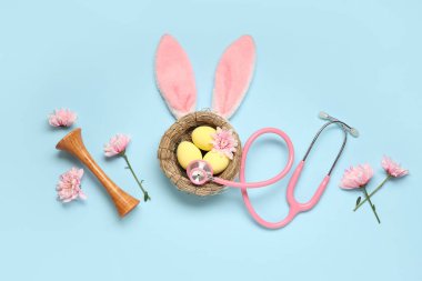 Paskalya yumurtaları, tavşan kulakları ve tıbbi malzemelerle renklendirilmiş.