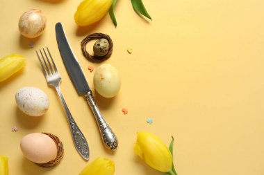 Paskalya yumurtası ve sarı laleli masa takımı için renk arkaplanı.