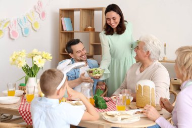 Paskalya yemeği için ailesiyle eve salata getiren genç bir kadın.