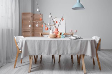 Paskalya sofrası kurulmuş yemek odasının şık bir iç mekanı.