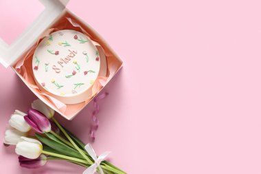 İçinde tatlı bento keki ve pembe arka planda güzel laleler olan bir kutu. Uluslararası Kadınlar Günü