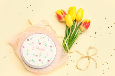 Güzel laleli tatlı bento keki ve sarı arka planda 8 numaralı figür. Uluslararası Kadınlar Günü