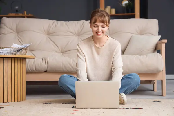 Jovem Mulher Usando Laptop Chão Casa — Fotografia de Stock