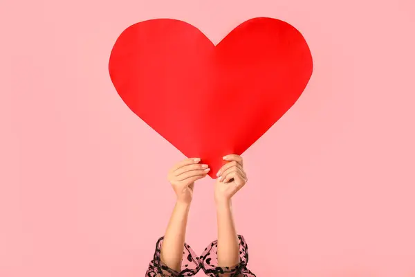 Kobiece Ręce Czerwonym Papierowym Sercem Różowym Tle Święto Walentynek — Zdjęcie stockowe