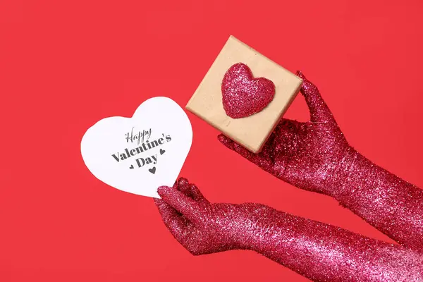 Розфарбовані Жіночі Руки Подарунком Листівкою Святкування Дня Святого Валентина Червоному — стокове фото