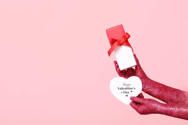 배경에 발렌타인 인사말 카드와 선물로 — 스톡 사진