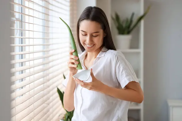 Bella Giovane Donna Con Piatto Gel Aloe Vera Vicino Alla — Foto Stock