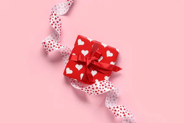 Pudełko Wstążka Sercami Różowym Tle Święto Walentynek — Zdjęcie stockowe
