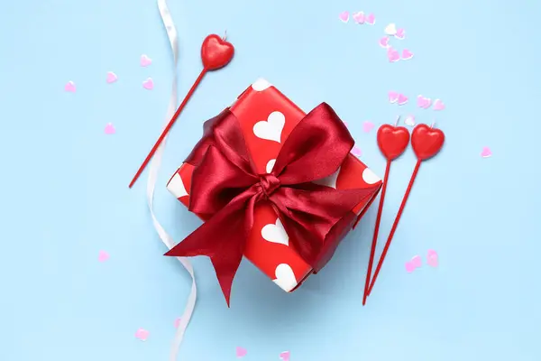 Confezione Regalo Con Cuori Nastro Sfondo Blu Festa San Valentino — Foto Stock