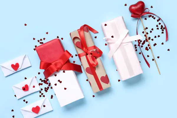Подарочные Коробки Сердечками Конвертами Синем Фоне Празднование Дня Святого Валентина — стоковое фото