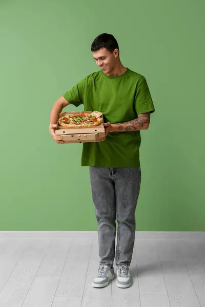 Mladý Muž Drží Lepenkové Krabice Chutnými Pizzy Blízkosti Zelené Zdi — Stock fotografie