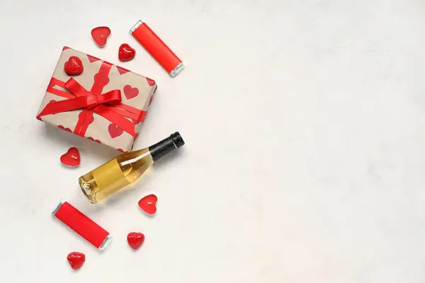 Композиція Пляшкою Шампанського Цукерок Подарунків Свічок Святкування Дня Святого Валентина — стокове фото