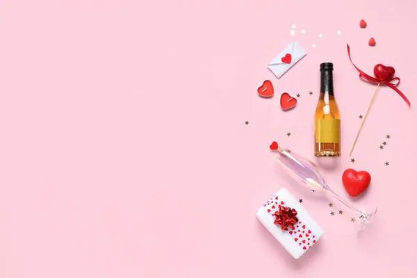 Бутылка Шампанского Стеклом Подарочная Коробка Декор Розовом Фоне Празднование Дня — стоковое фото