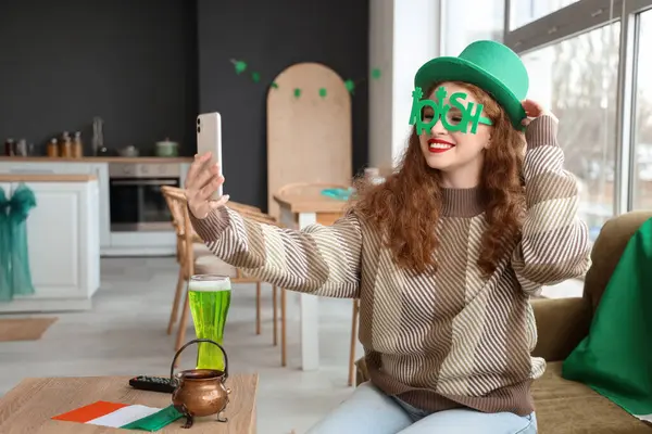 Jonge Vrouw Met Bril Kabouter Hoed Die Selfie Thuis Neemt — Stockfoto