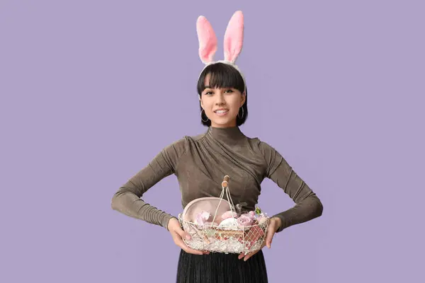 Красива Молода Жінка Вухах Кролика Тримає Великодній Кошик Косметикою Бузковому — стокове фото