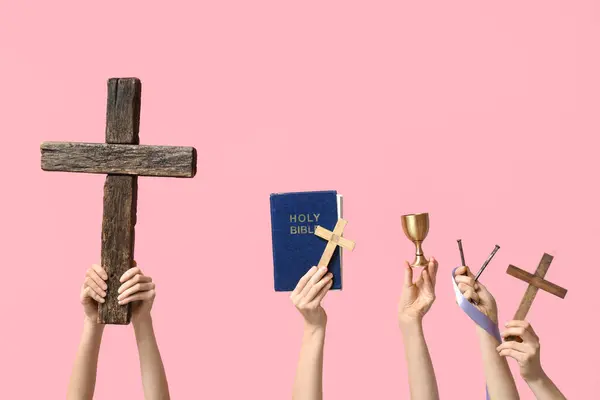 Mãos Femininas Com Cruzes Madeira Bíblia Sagrada Unhas Fundo Rosa — Fotografia de Stock