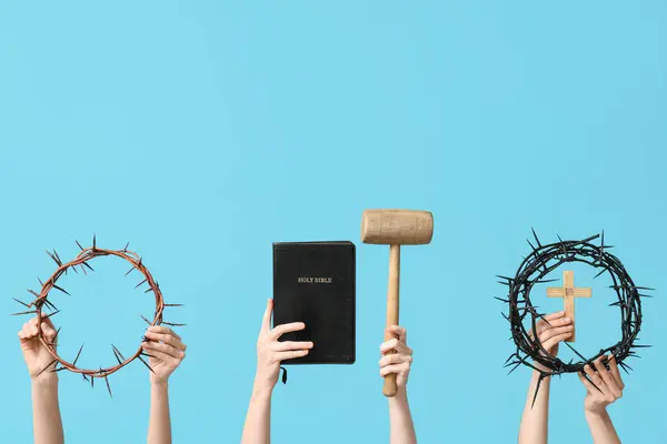 Mãos Femininas Com Coroas Espinhos Bíblia Sagrada Martelo Sobre Fundo — Fotografia de Stock