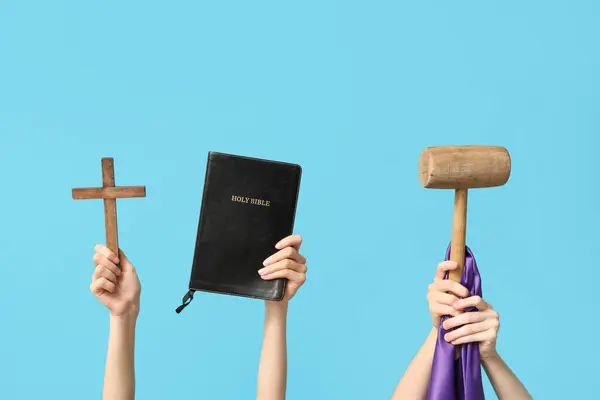 Mãos Femininas Com Cruz Madeira Martelo Bíblia Sagrada Sobre Fundo — Fotografia de Stock