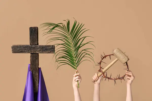 Samičí Ruce Dřevěným Křížem Palmovým Listem Dřevěnou Paličkou Trnovou Korunou — Stock fotografie